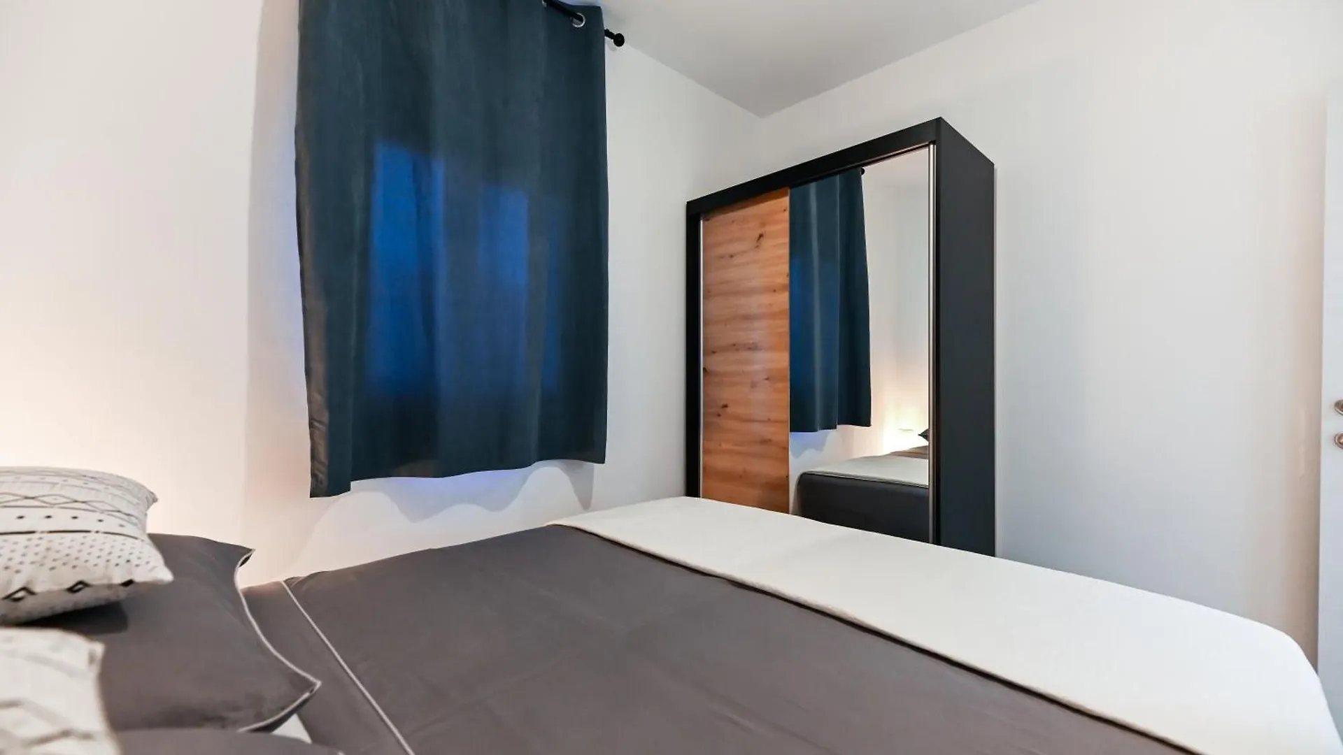 Guest house Apartments Royal Holiday Bibinje