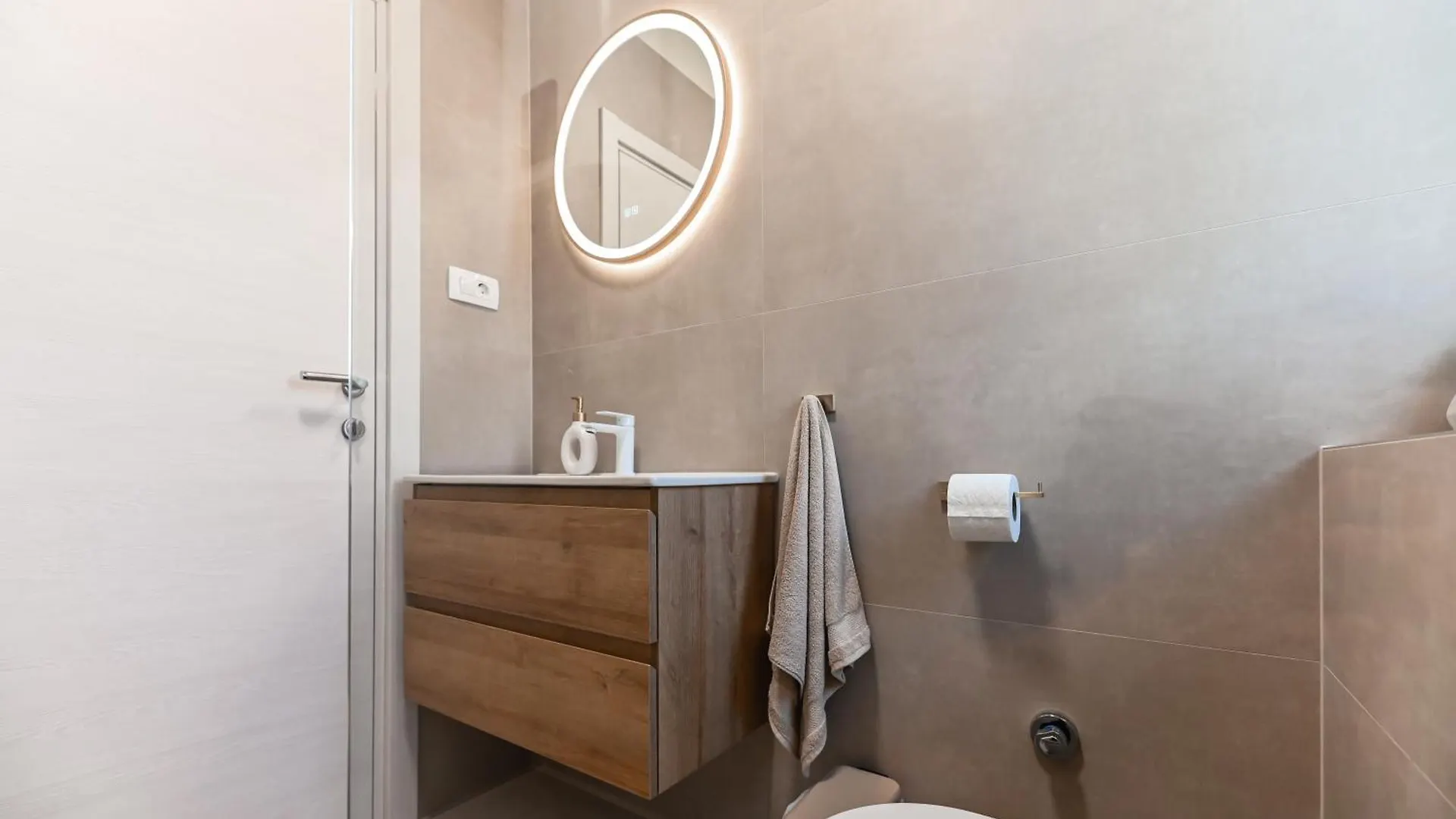 Guest house Apartments Royal Holiday Bibinje